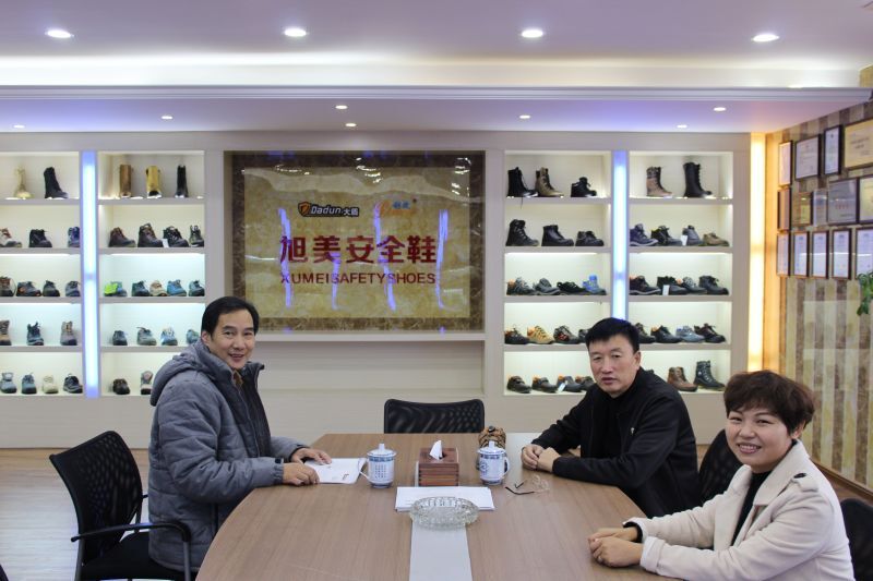 浙江省安全健康防護用品行業(yè)協(xié)會(huì )秘書(shū)長(cháng)王良基走訪(fǎng)溫州旭美科技有限公司