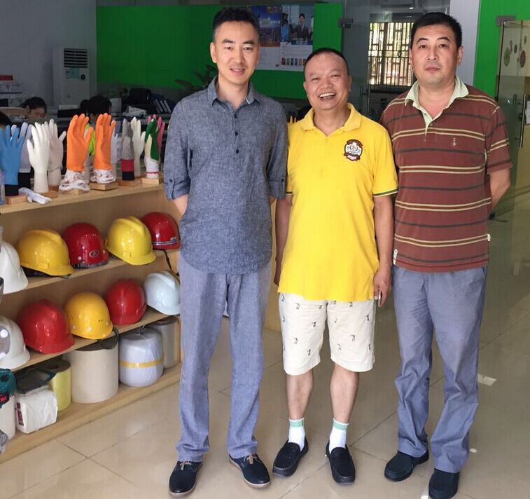 中國勞保協(xié)會(huì )會(huì )長(cháng)蒞臨深圳永興勞保指導工作